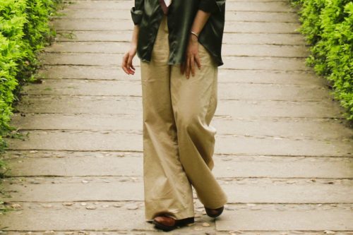 Quần kaki dài ống rộng Mid Rise Resty